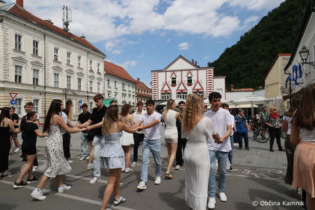Četvorka maturantov oživila kamniški Glavni trg (40)